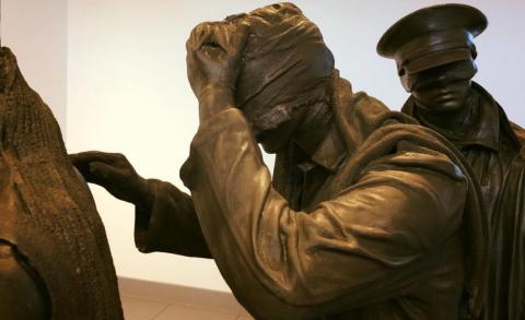 Johanna sculpure soldiers detail