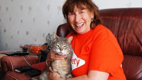 a photo of MS Society Ambassador Janice Winehouse and her cat