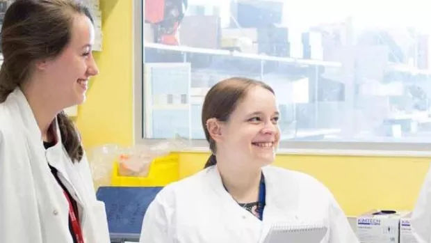 Photo: Group of researchers talking in the lab
