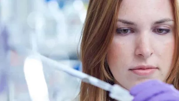 Photo: Researcher working in lab