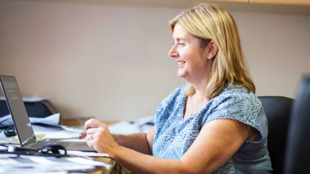 Photo: Woman on laptop