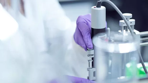 Photo: Close up of researcher working in the lab