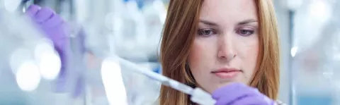Photo: Researcher working in lab