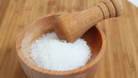 Salt in pestle and mortar