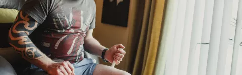 a man injecting dmts into his leg